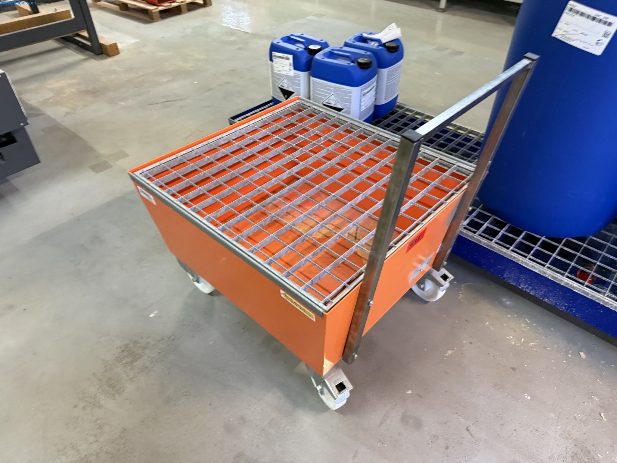 4 bacs de rétention mobiles pour marchandises dangereuses Denios Base-Line 1 FA