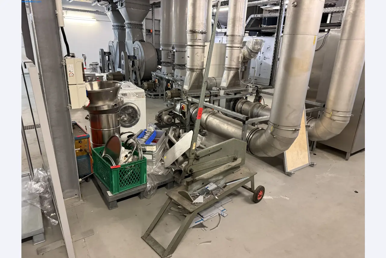 Instalações de produção e embalagem farmacêuticas / Equipamentos de laboratório e operacionais-1