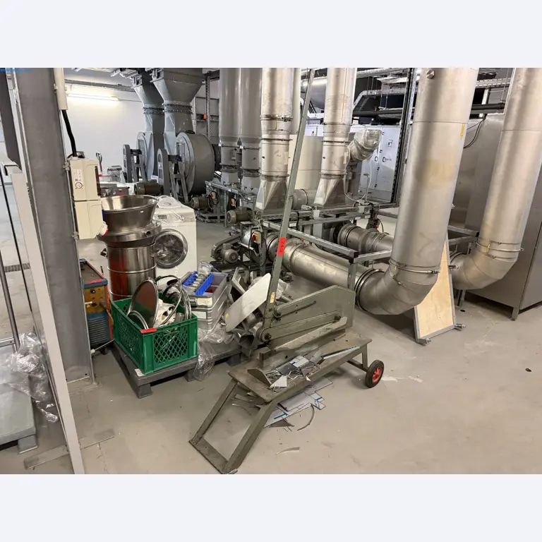 Instalações de produção e embalagem farmacêuticas / Equipamentos de laboratório e operacionais-1