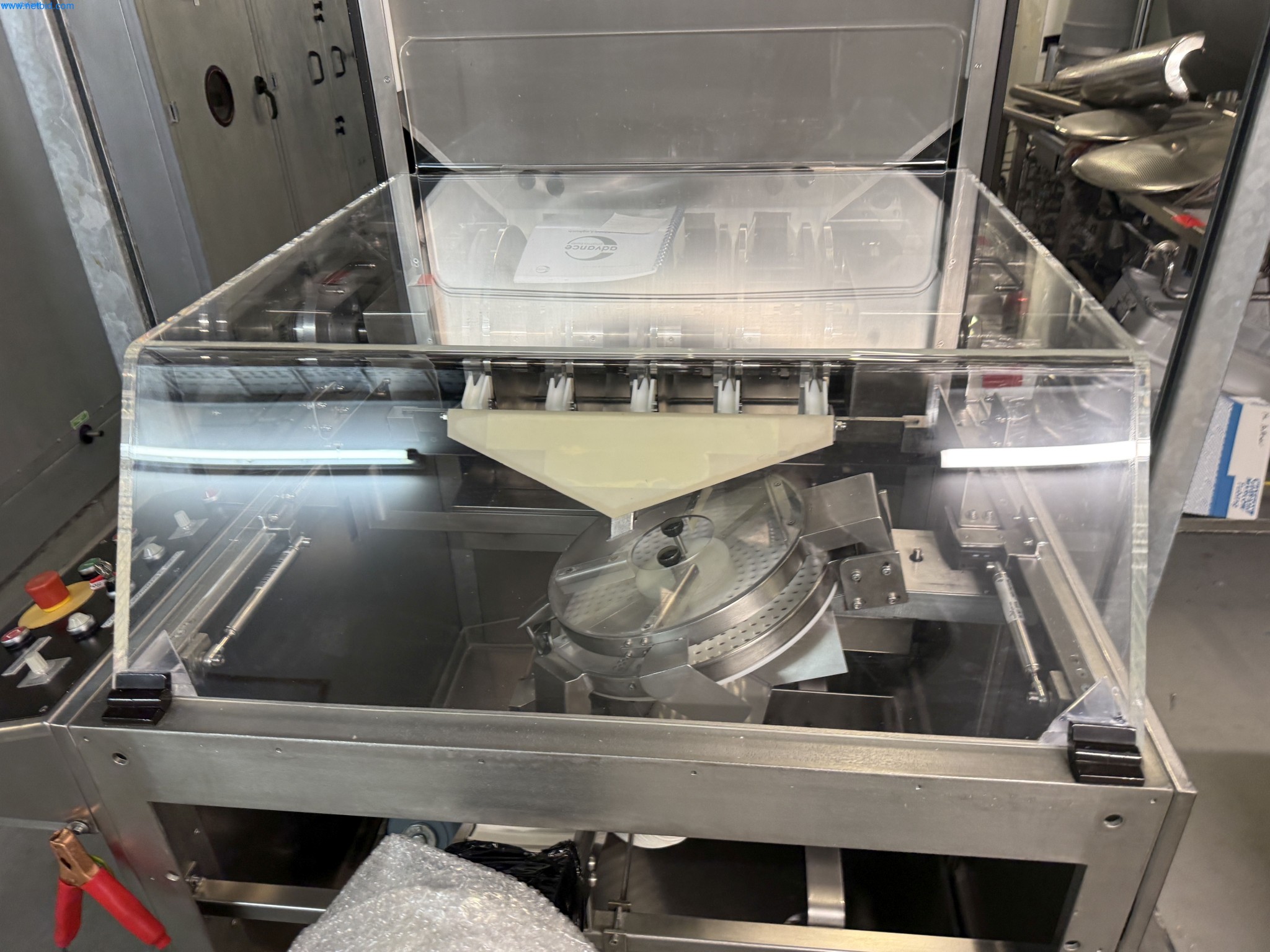 Instalações de produção e embalagem farmacêuticas / Equipamentos de laboratório e operacionais-7