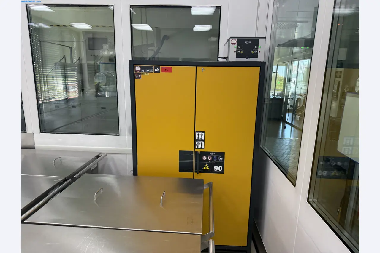Instalações de produção e embalagem farmacêuticas / Equipamentos de laboratório e operacionais-1