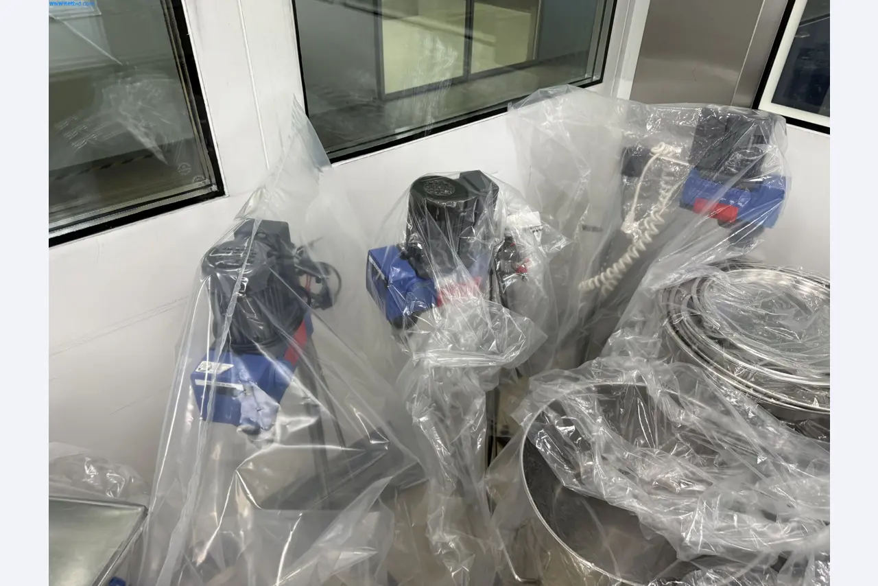 Instalações de produção e embalagem farmacêuticas / Equipamentos de laboratório e operacionais-1