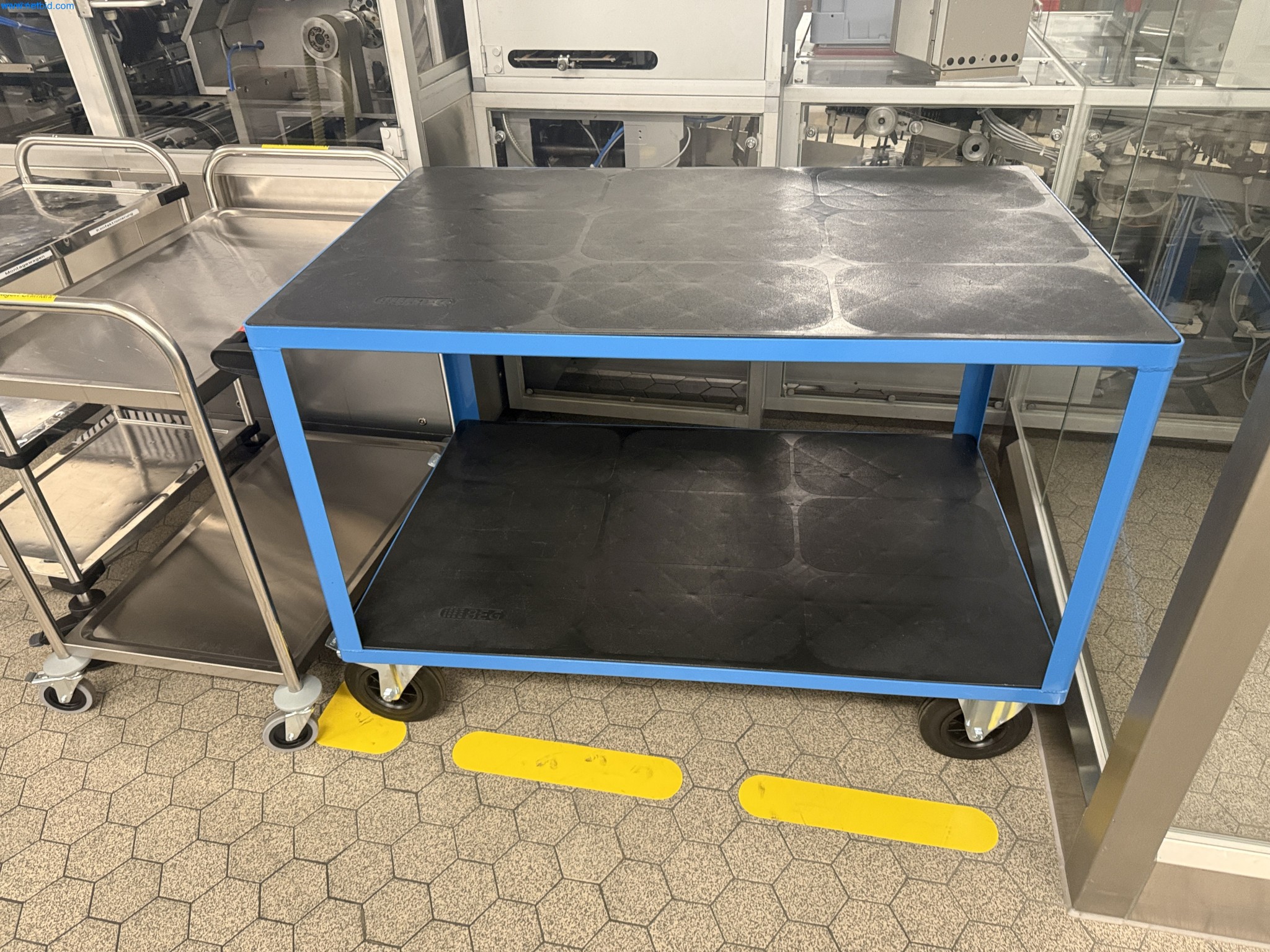 Instalações de produção e embalagem farmacêuticas / Equipamentos de laboratório e operacionais-3
