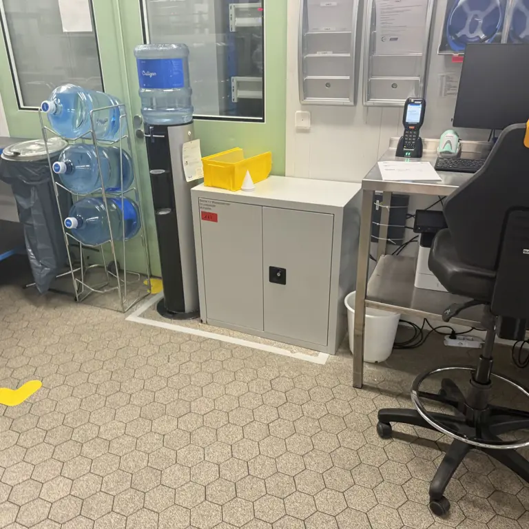 2 Mesas de trabalho em aço inoxidável