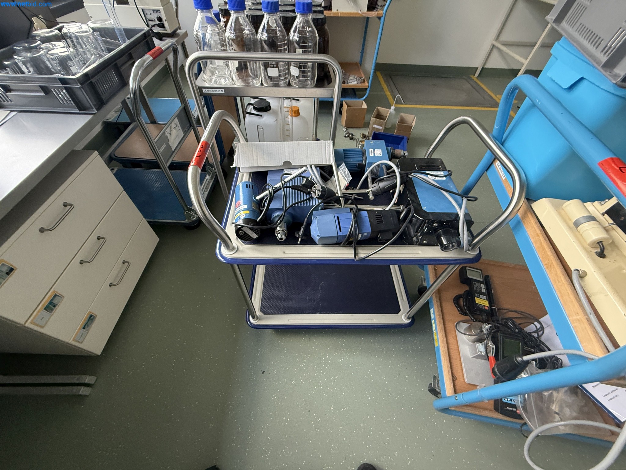 Instalações de produção e embalagem farmacêuticas / Equipamentos de laboratório e operacionais-2