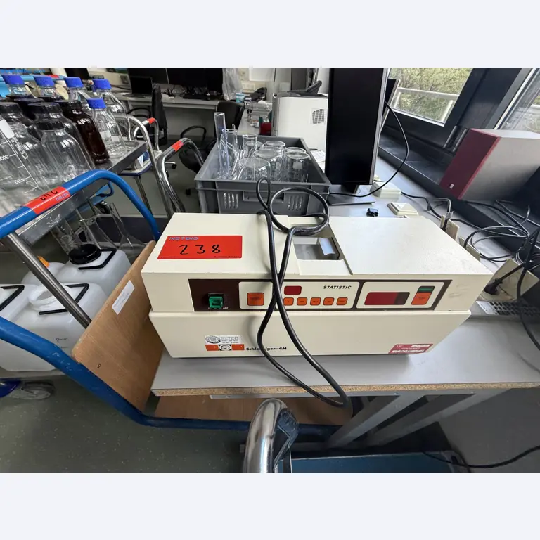 Instalações de produção e embalagem farmacêuticas / Equipamentos de laboratório e operacionais-1
