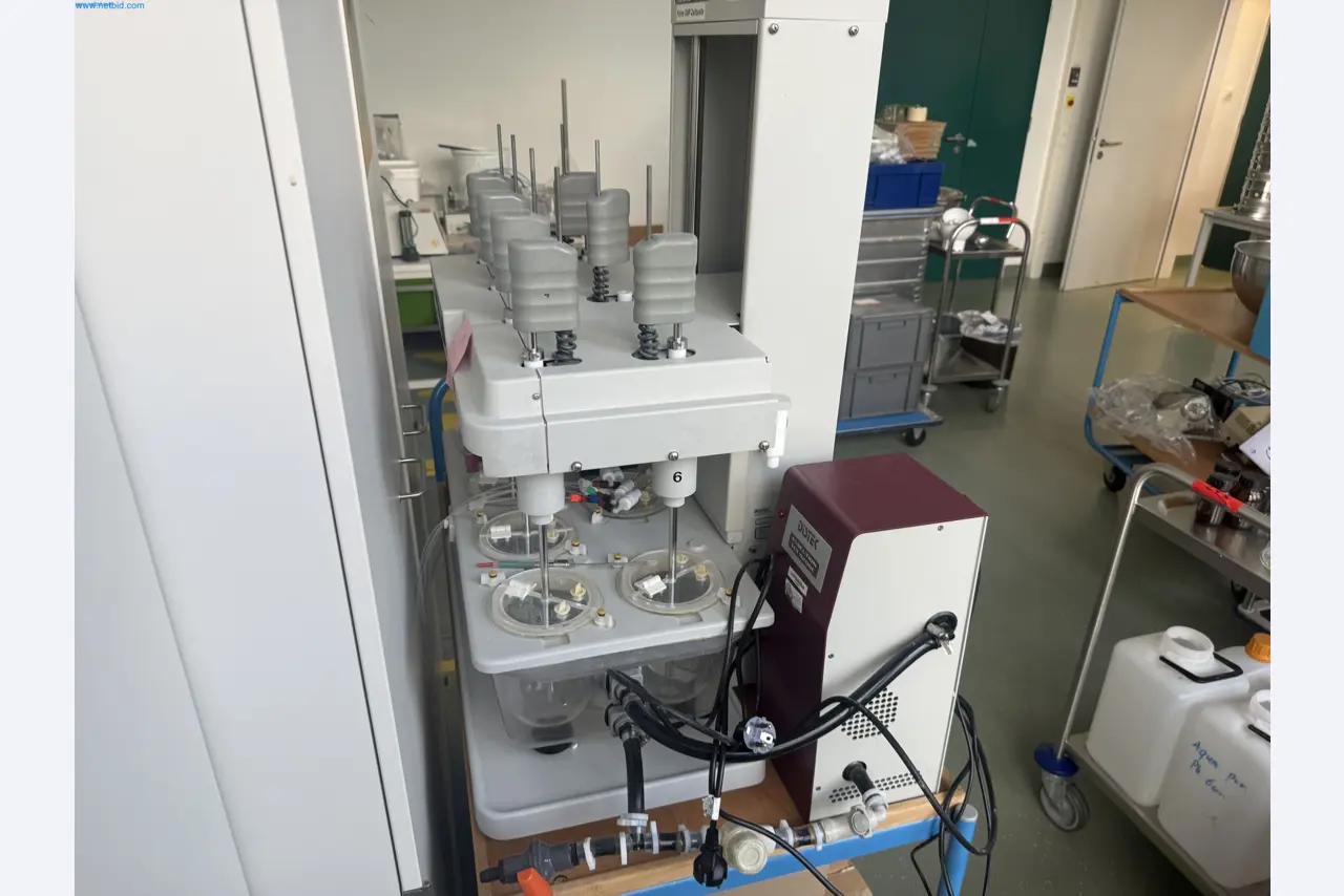 Instalações de produção e embalagem farmacêuticas / Equipamentos de laboratório e operacionais-1