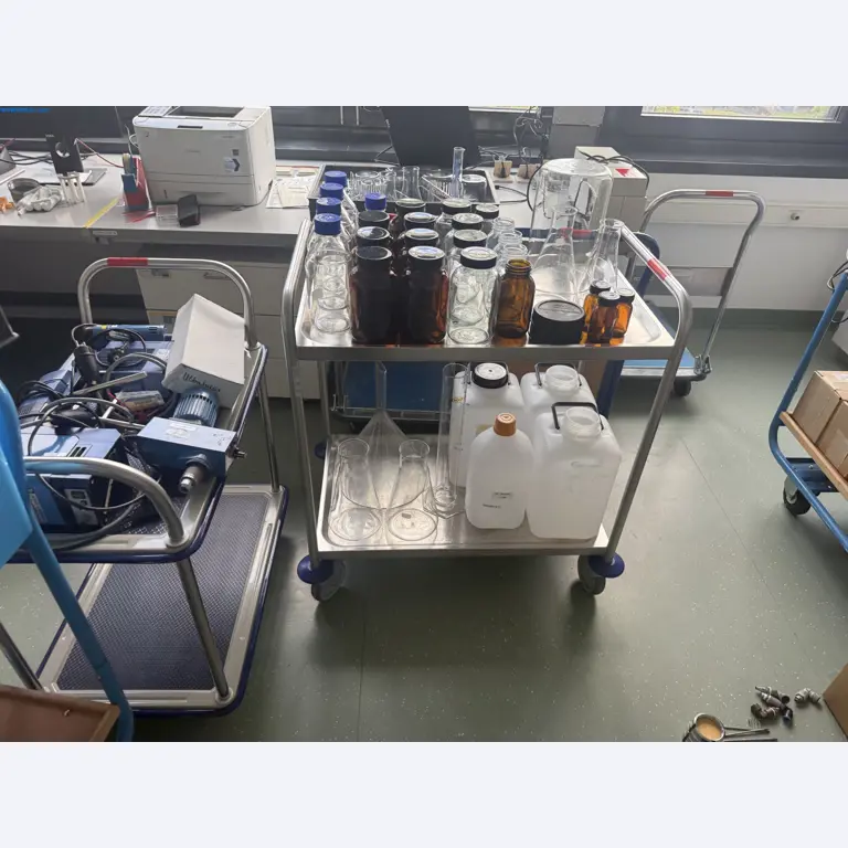 Instalações de produção e embalagem farmacêuticas / Equipamentos de laboratório e operacionais-3