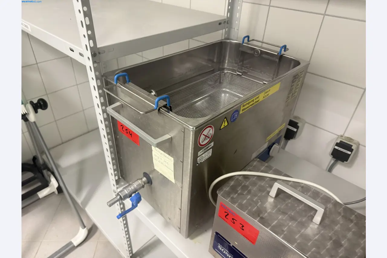 Instalações de produção e embalagem farmacêuticas / Equipamentos de laboratório e operacionais-1