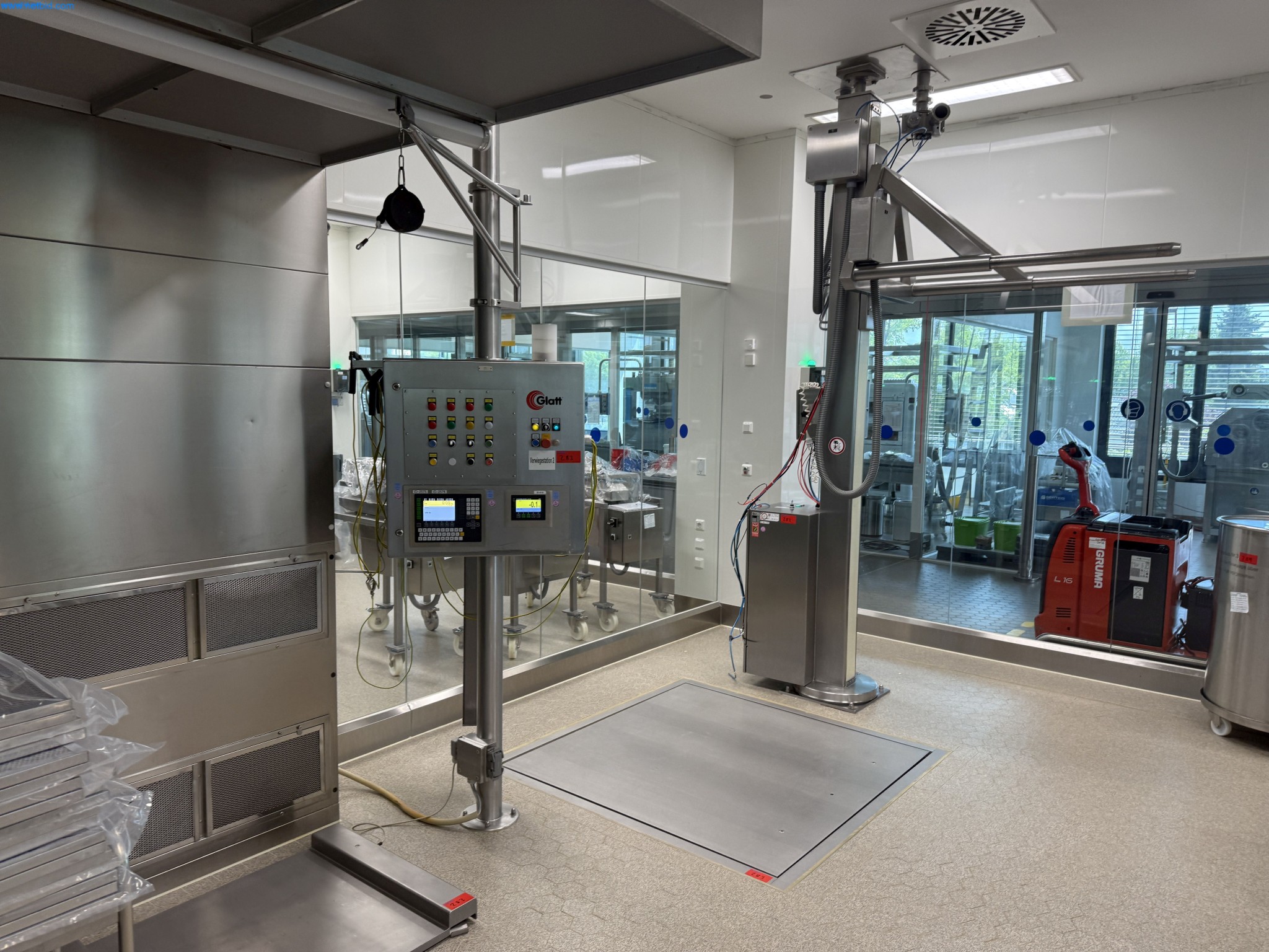 Instalações de produção e embalagem farmacêuticas / Equipamentos de laboratório e operacionais-11