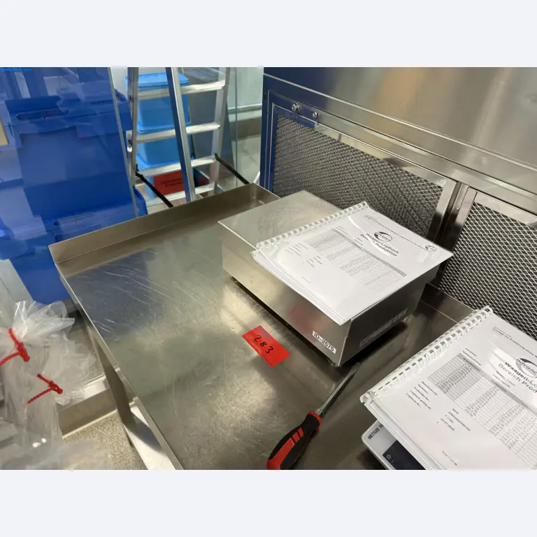 Instalações de produção e embalagem farmacêuticas / Equipamentos de laboratório e operacionais-12