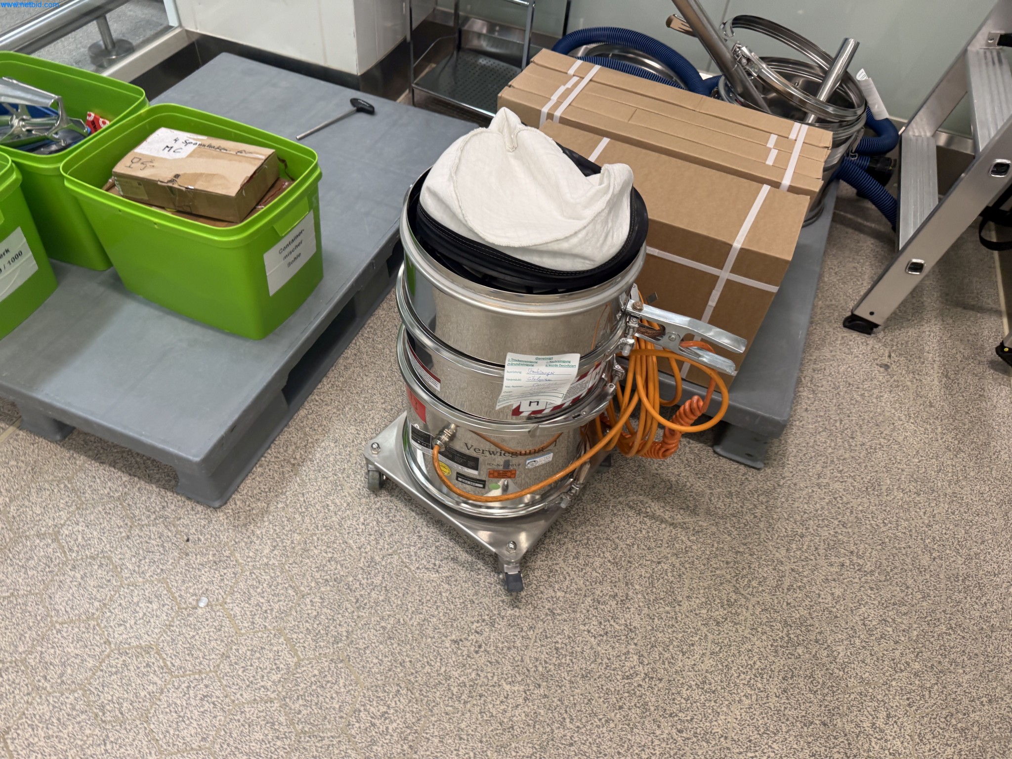 Instalações de produção e embalagem farmacêuticas / Equipamentos de laboratório e operacionais-2