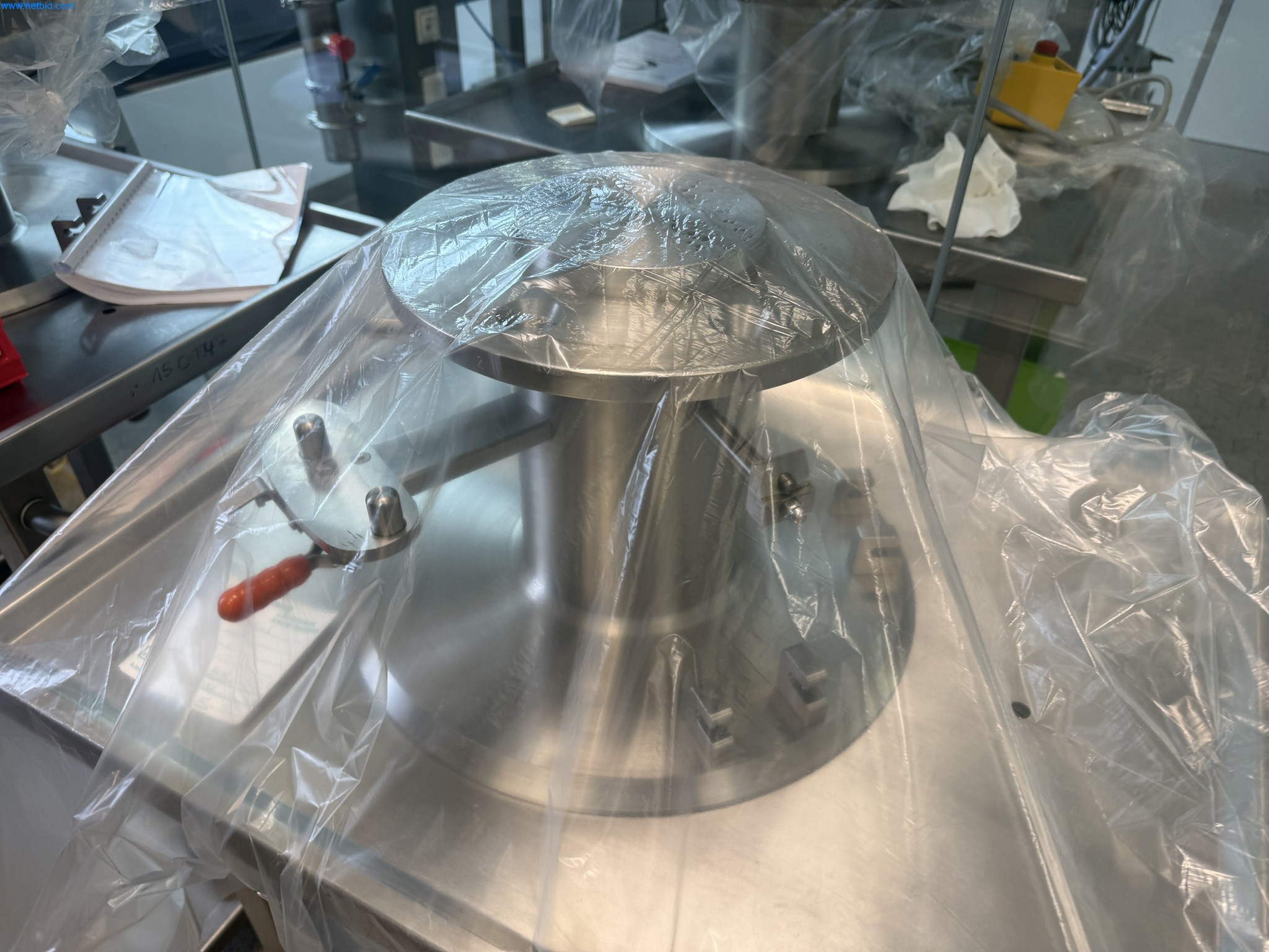 Instalações de produção e embalagem farmacêuticas / Equipamentos de laboratório e operacionais-2