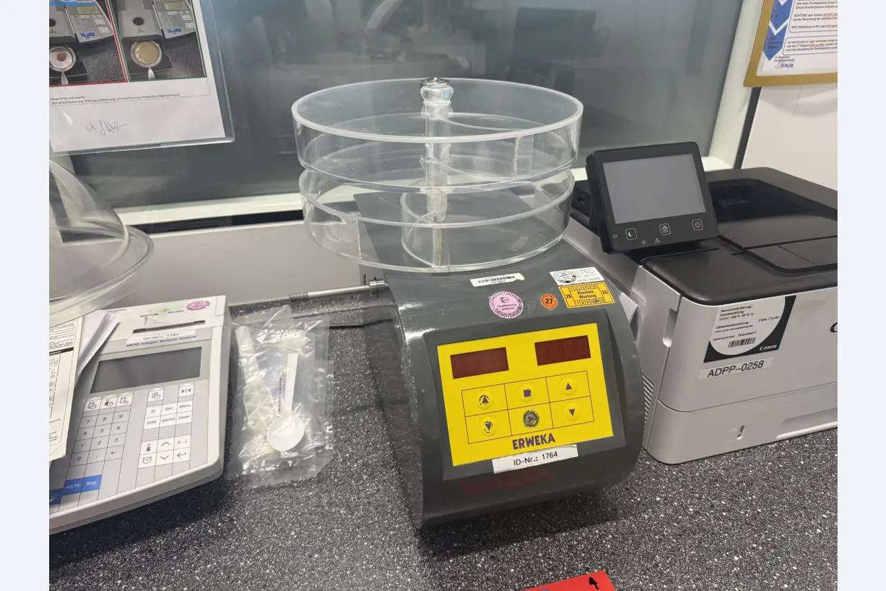 Instalações de produção e embalagem farmacêuticas / Equipamentos de laboratório e operacionais-1