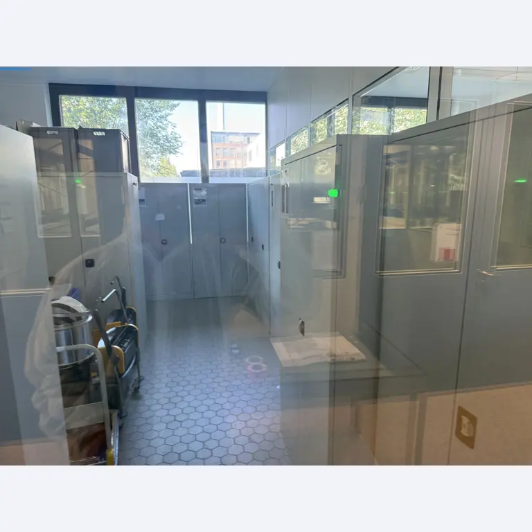 Instalações de produção e embalagem farmacêuticas / Equipamentos de laboratório e operacionais-1