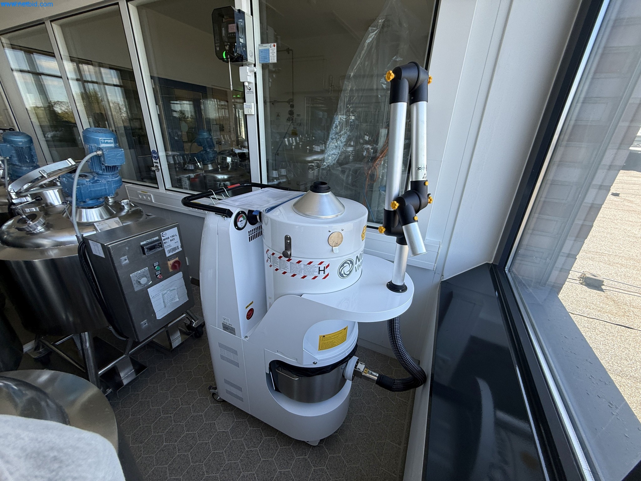 Instalações de produção e embalagem farmacêuticas / Equipamentos de laboratório e operacionais-2