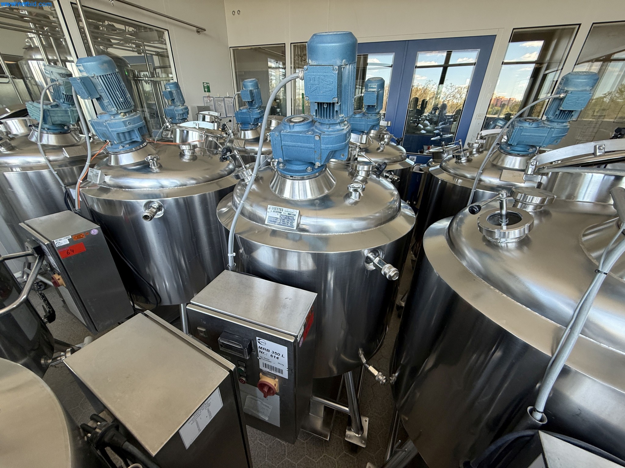 Instalações de produção e embalagem farmacêuticas / Equipamentos de laboratório e operacionais-2