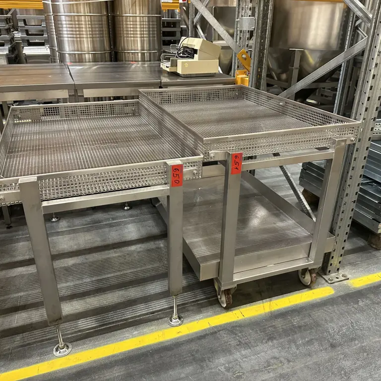 2 Wire Racks/Drain Trays