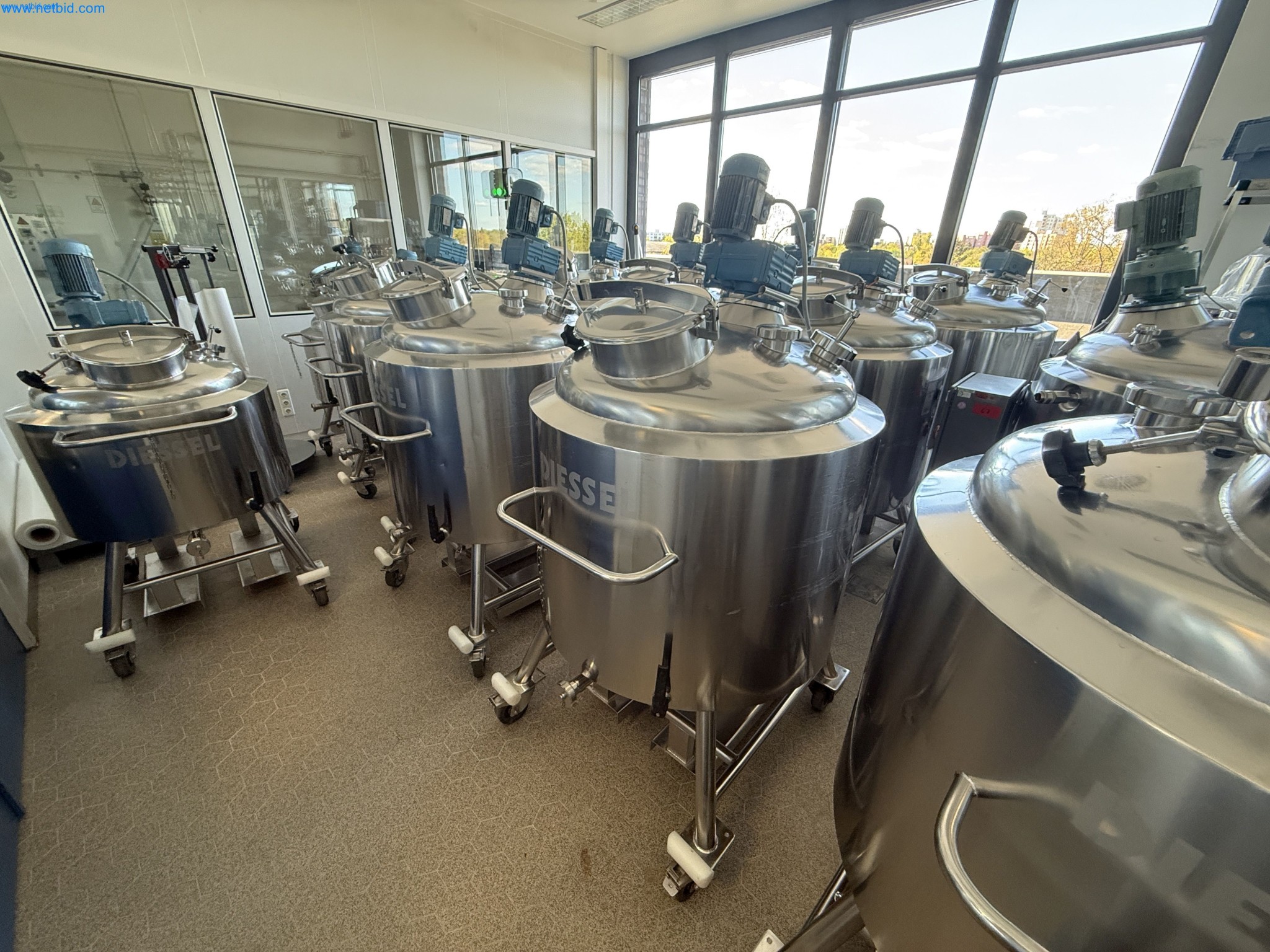 Instalações de produção e embalagem farmacêuticas / Equipamentos de laboratório e operacionais-2