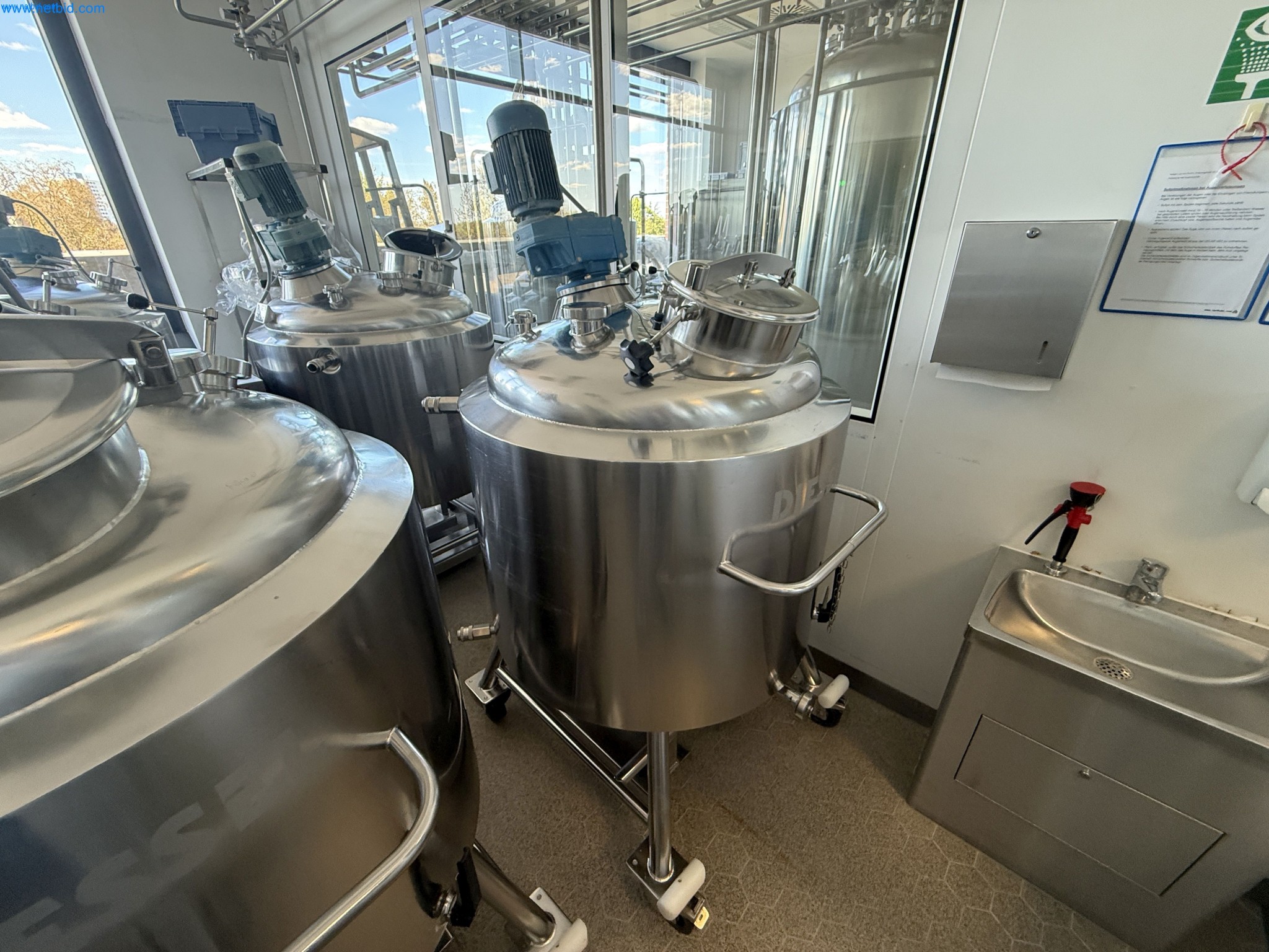Instalações de produção e embalagem farmacêuticas / Equipamentos de laboratório e operacionais-2