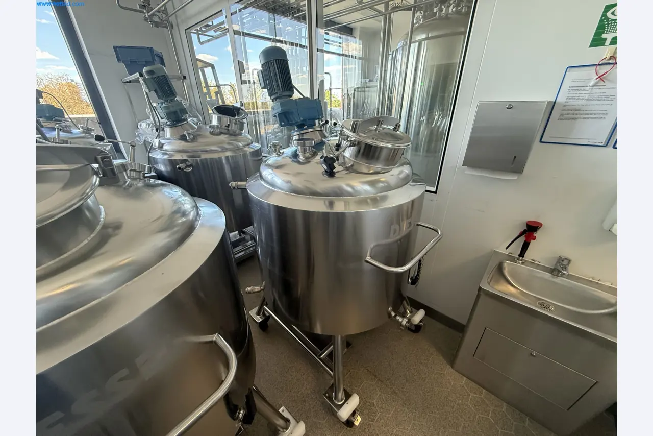 Instalações de produção e embalagem farmacêuticas / Equipamentos de laboratório e operacionais-2