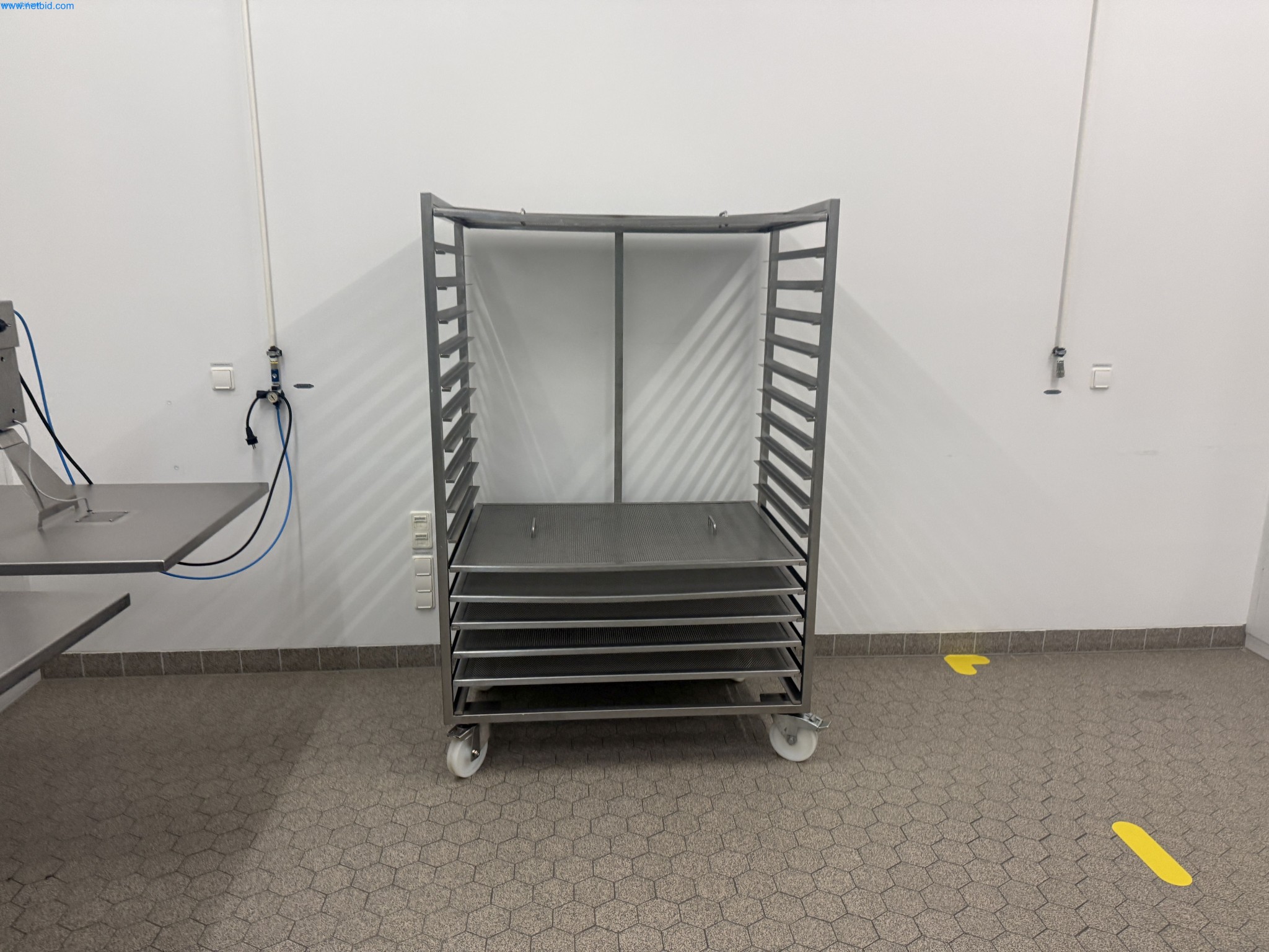 Instalações de produção e embalagem farmacêuticas / Equipamentos de laboratório e operacionais-2