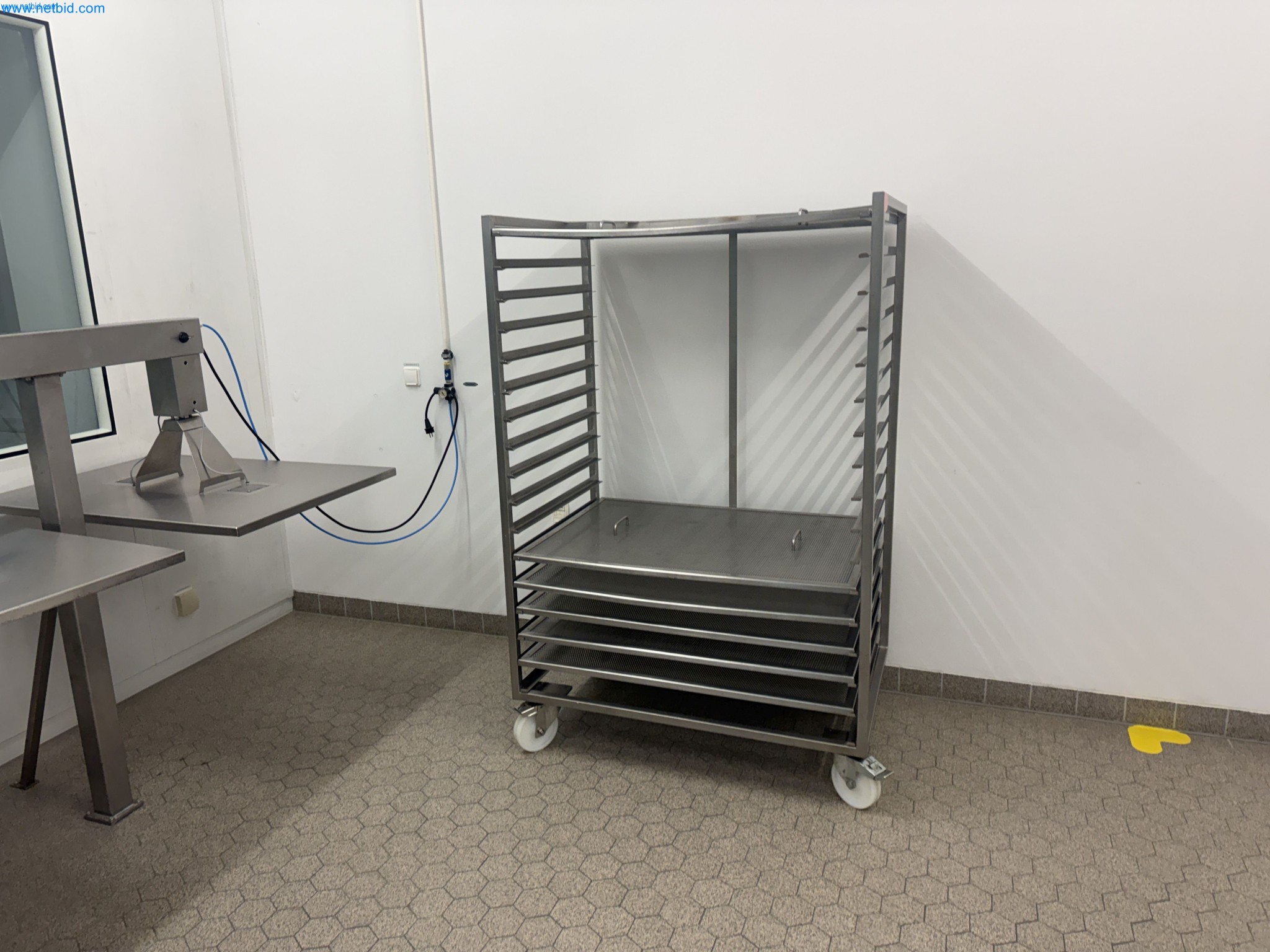 Instalações de produção e embalagem farmacêuticas / Equipamentos de laboratório e operacionais-3