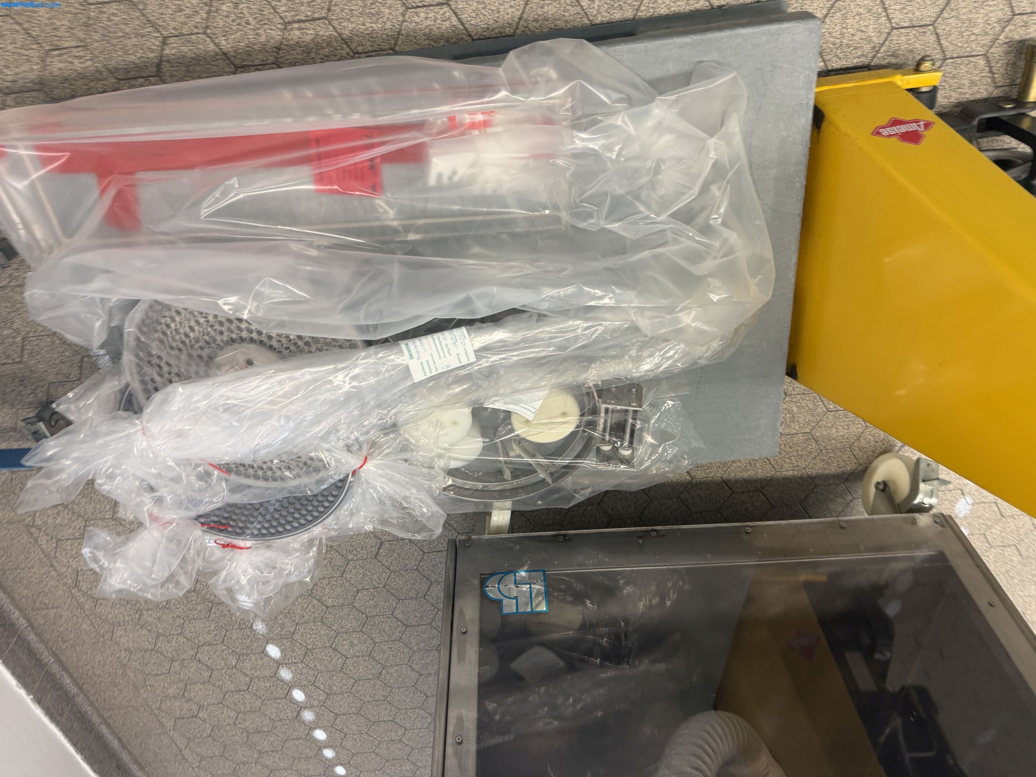 Instalações de produção e embalagem farmacêuticas / Equipamentos de laboratório e operacionais-3