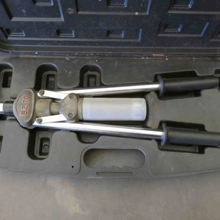Two-Handed Riveting Pliers  BZ70