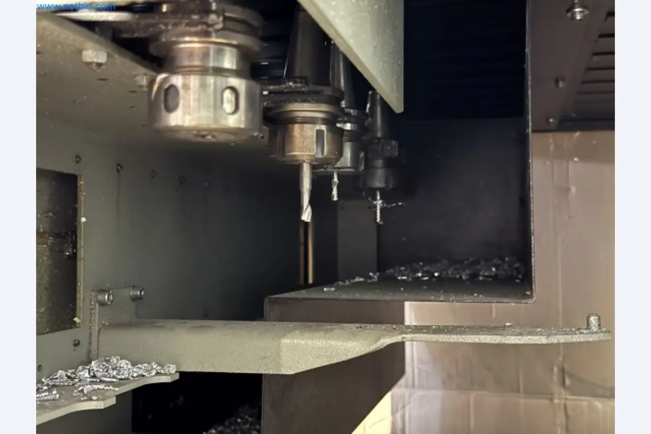 Emmegi Phantomatic T4 A machining center and ELMAG UFM 125 universal milling machine-3