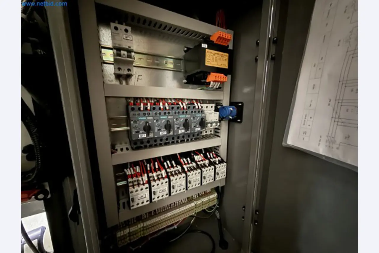 Emmegi Phantomatic T4 A machining center and ELMAG UFM 125 universal milling machine-6