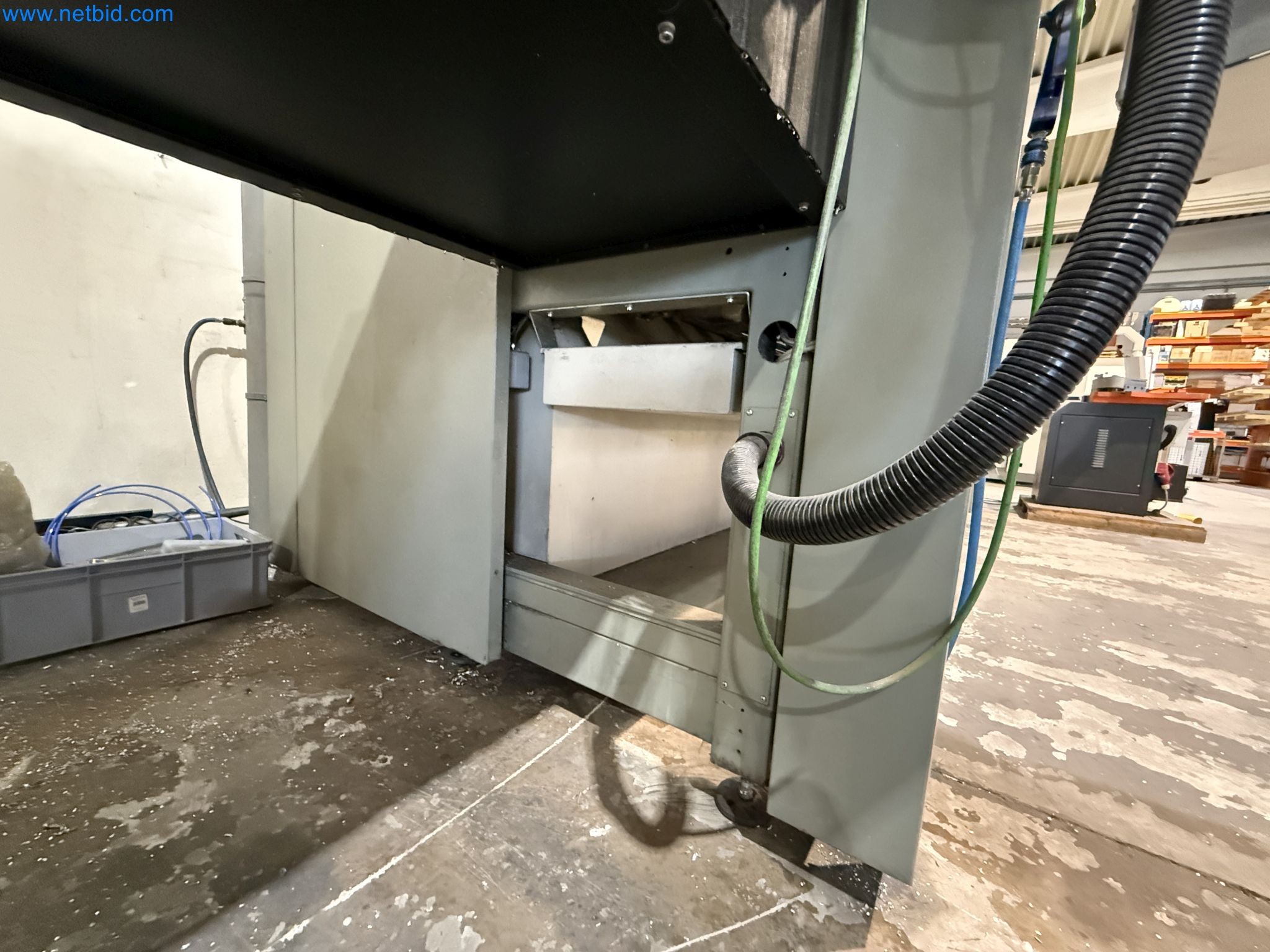 Emmegi Phantomatic T4 A machining center and ELMAG UFM 125 universal milling machine-10