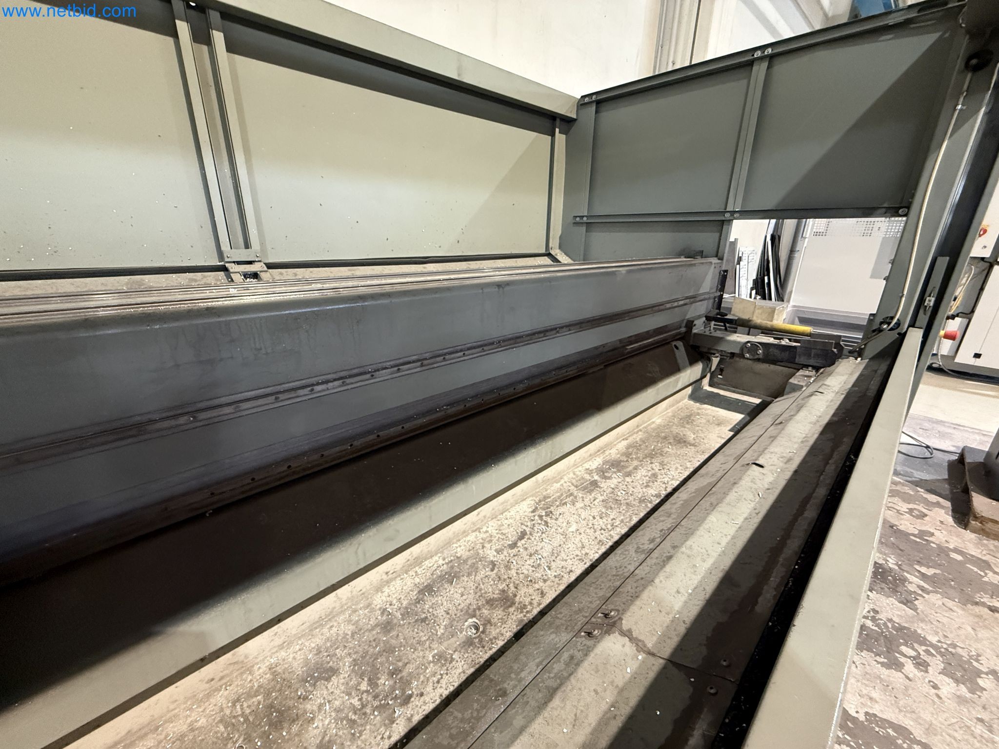 Emmegi Phantomatic T4 A machining center and ELMAG UFM 125 universal milling machine-11