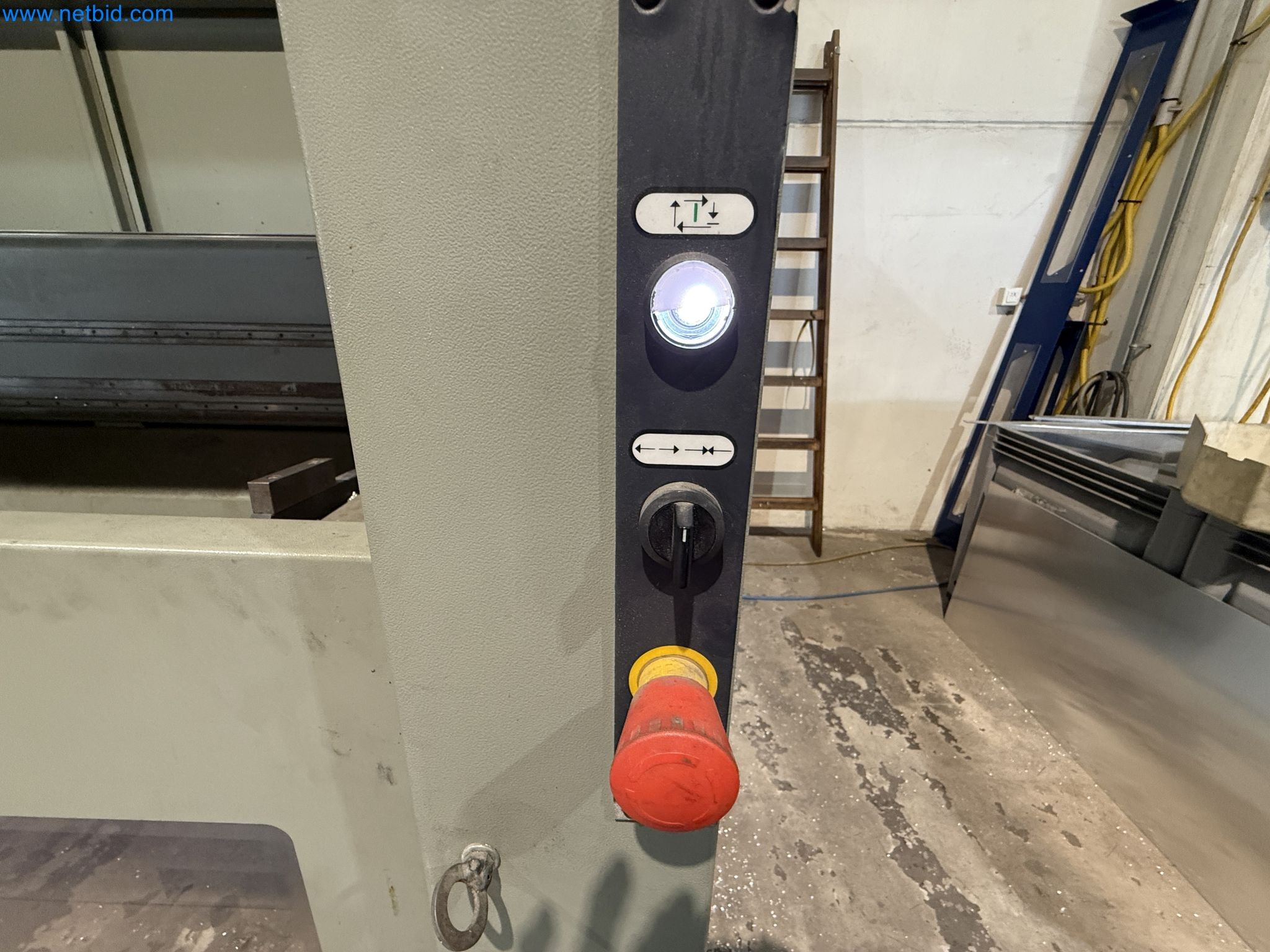 Emmegi Phantomatic T4 A machining center and ELMAG UFM 125 universal milling machine-22