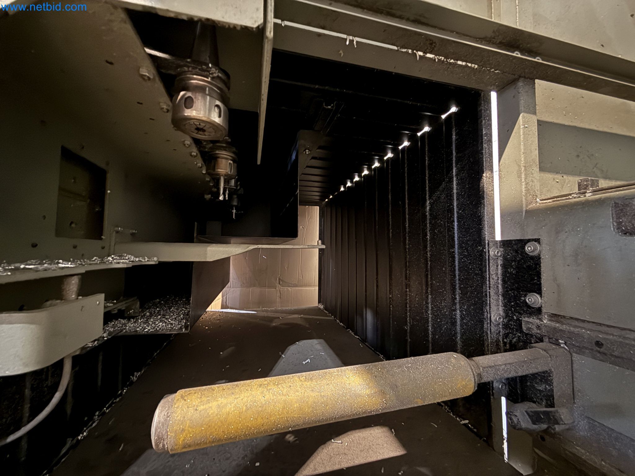 Emmegi Phantomatic T4 A machining center and ELMAG UFM 125 universal milling machine-25
