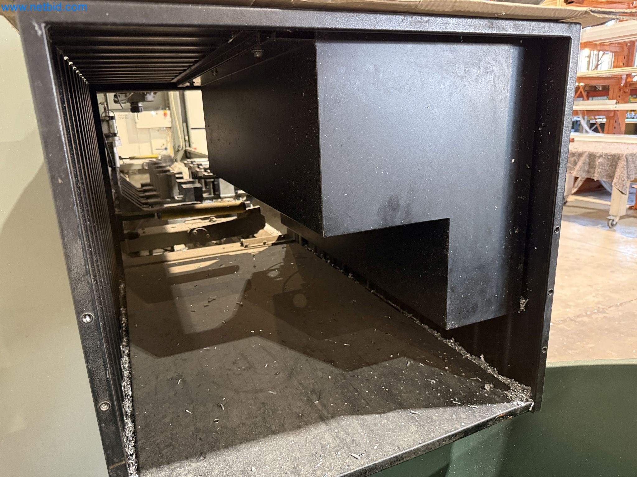 Emmegi Phantomatic T4 A machining center and ELMAG UFM 125 universal milling machine-42