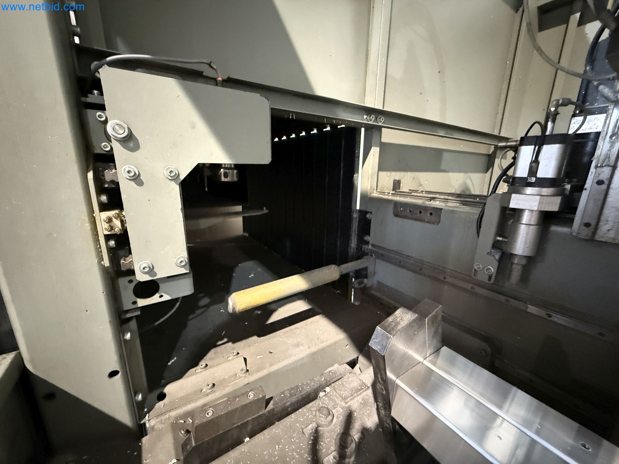 Emmegi Phantomatic T4 A machining center and ELMAG UFM 125 universal milling machine-8