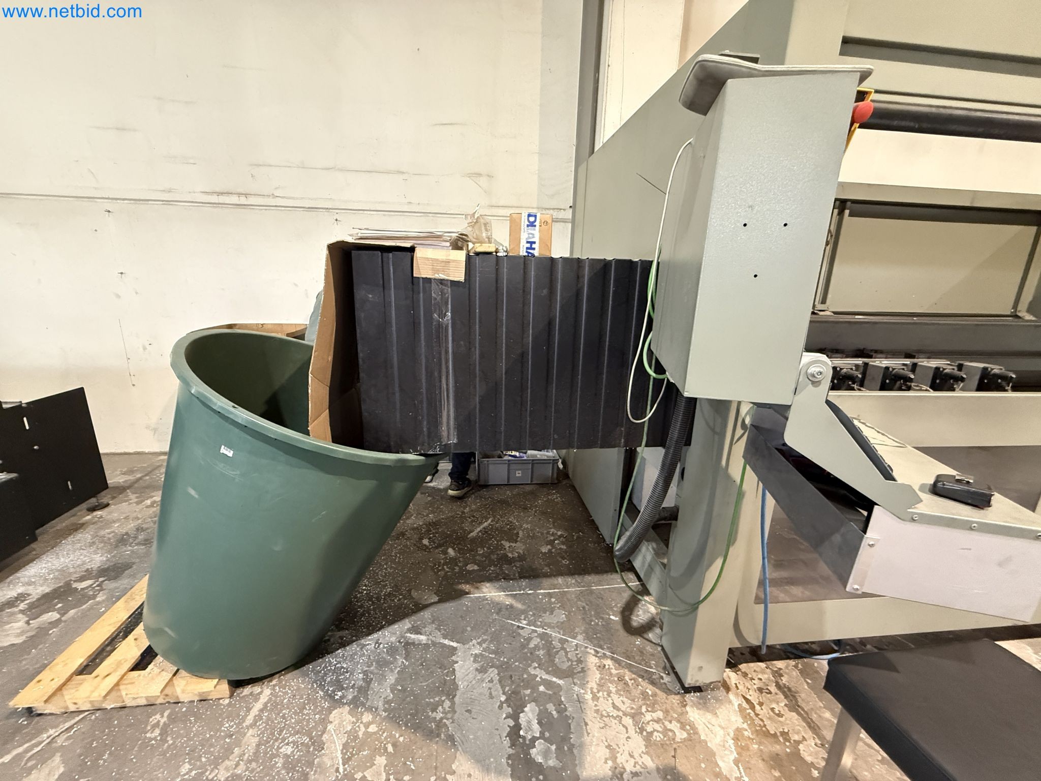 Emmegi Phantomatic T4 A machining center and ELMAG UFM 125 universal milling machine-9