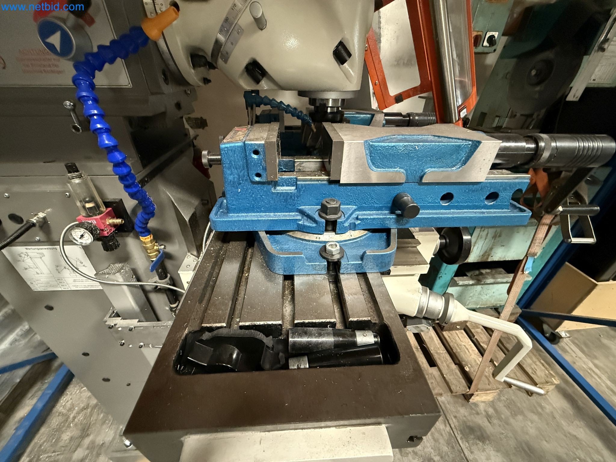 Emmegi Phantomatic T4 A machining center and ELMAG UFM 125 universal milling machine-37