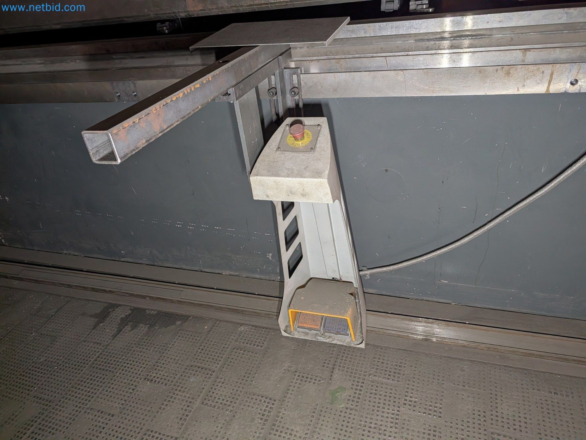 Metalworking machines


-16