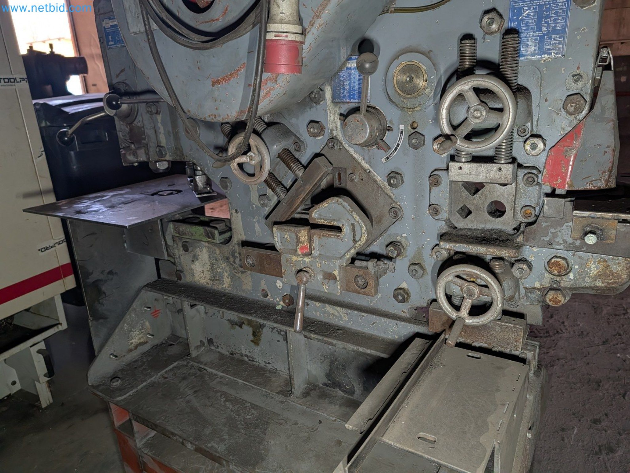 Metalworking machines


-17