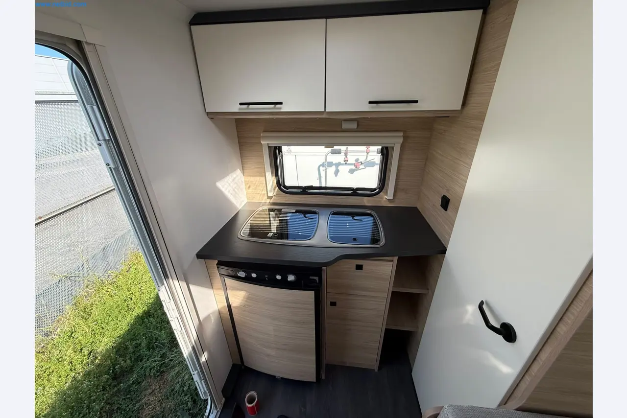 Motorhomes and recreational vehicles, travel trailers, caravan accessories, trucks, office and workshop equipment-12