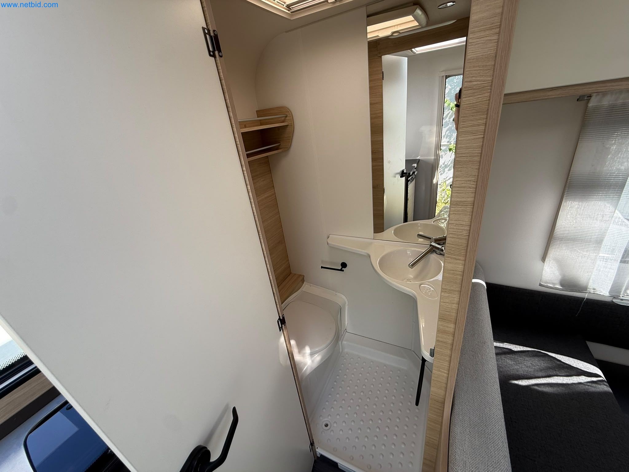 Motorhomes and recreational vehicles, travel trailers, caravan accessories, trucks, office and workshop equipment-7
