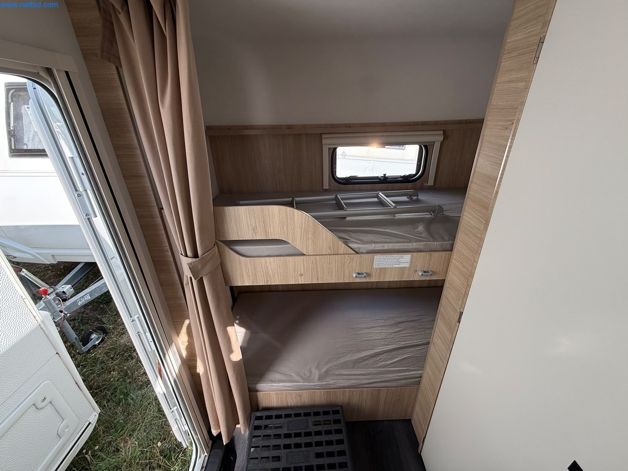 Motorhomes and recreational vehicles, travel trailers, caravan accessories, trucks, office and workshop equipment-10
