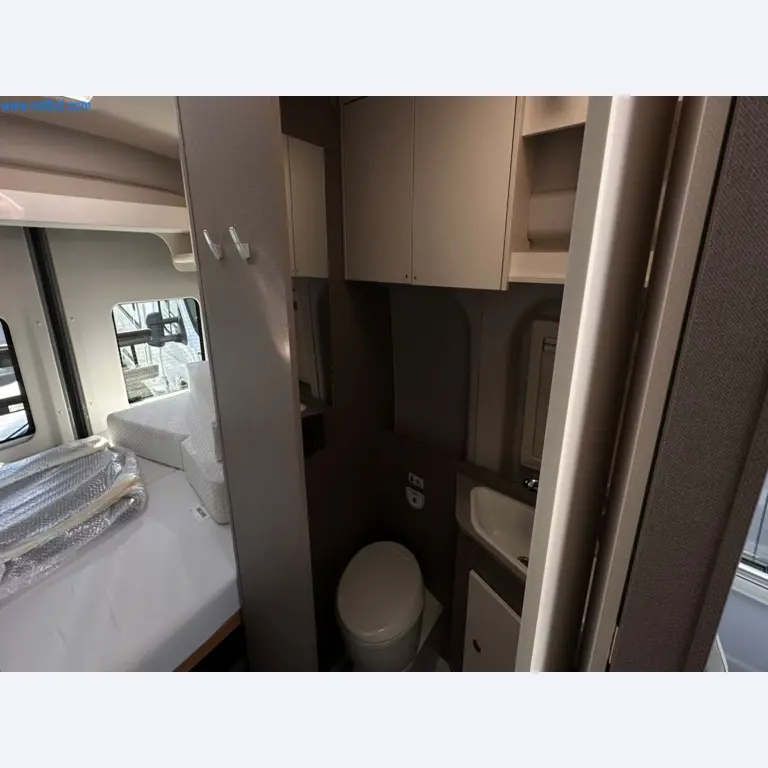 Motorhomes and recreational vehicles, travel trailers, caravan accessories, trucks, office and workshop equipment-11
