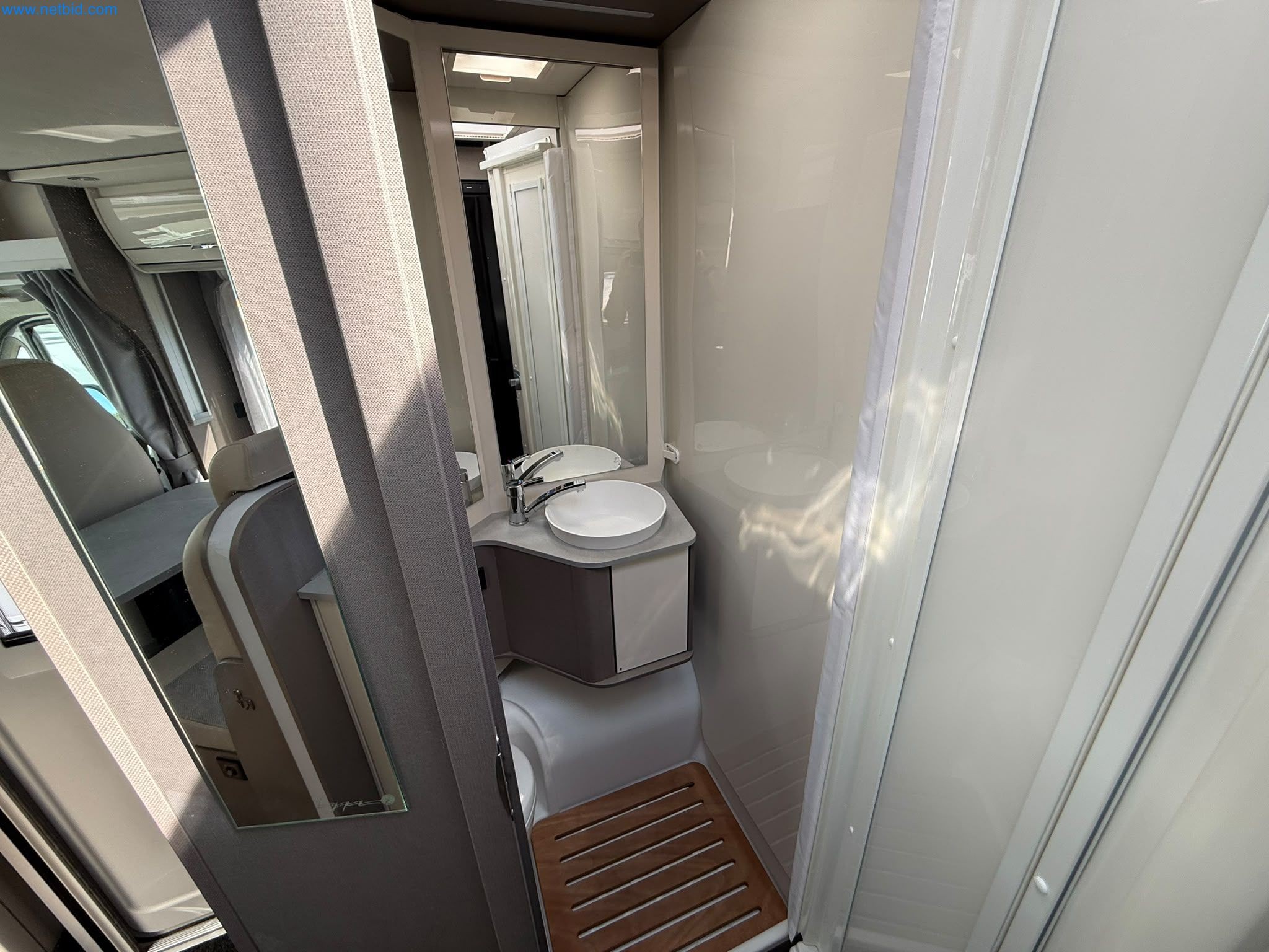 Motorhomes and recreational vehicles, travel trailers, caravan accessories, trucks, office and workshop equipment-18