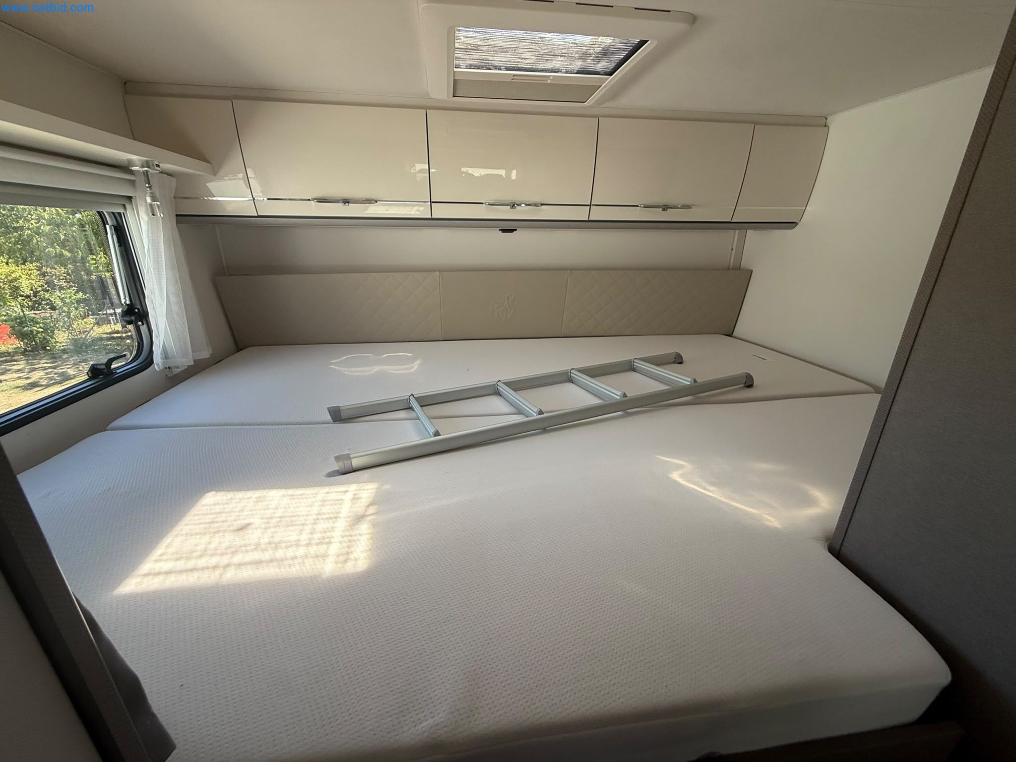 Motorhomes and recreational vehicles, travel trailers, caravan accessories, trucks, office and workshop equipment-15