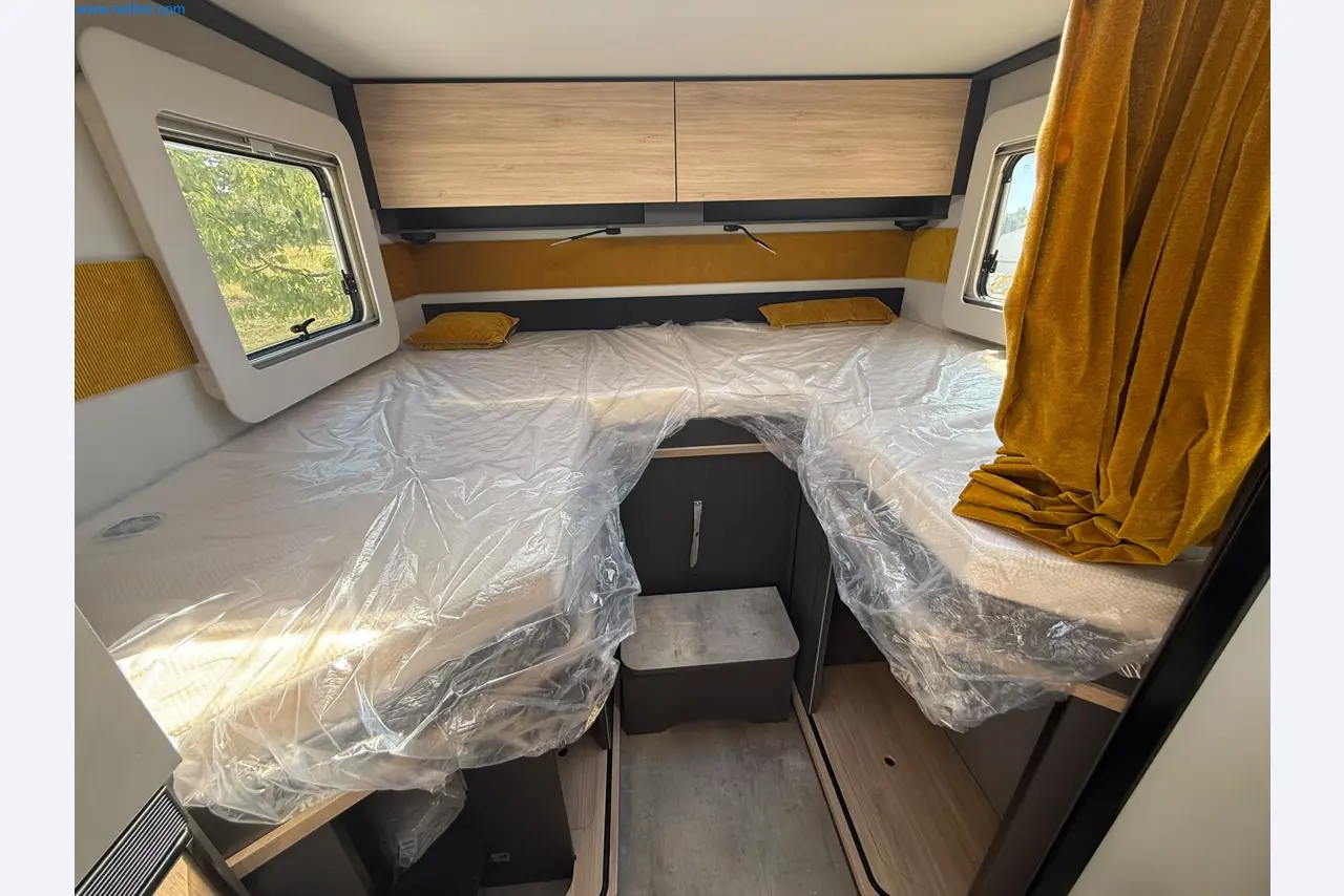 Motorhomes and recreational vehicles, travel trailers, caravan accessories, trucks, office and workshop equipment-12
