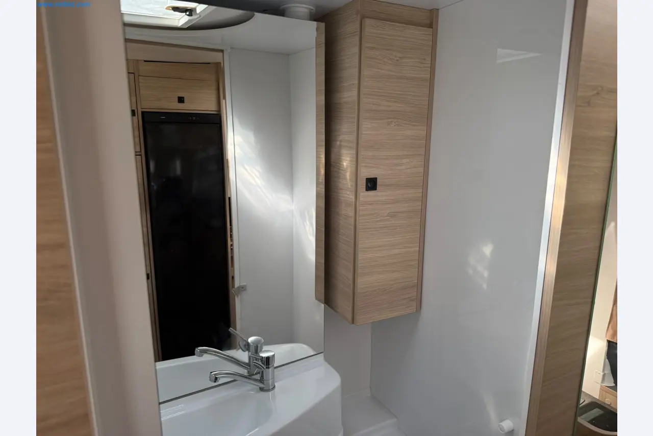 Motorhomes and recreational vehicles, travel trailers, caravan accessories, trucks, office and workshop equipment-12