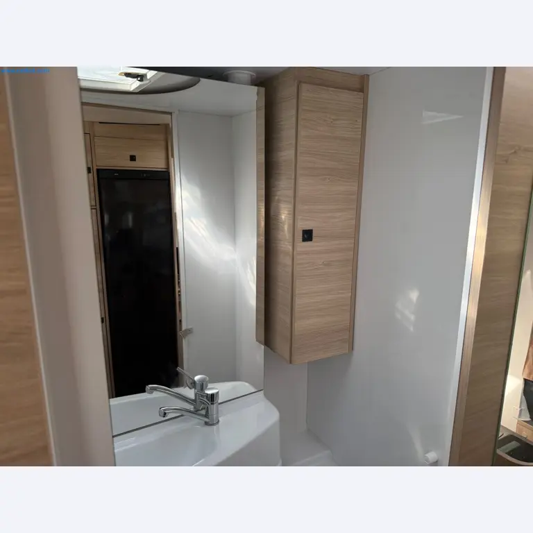Motorhomes and recreational vehicles, travel trailers, caravan accessories, trucks, office and workshop equipment-12